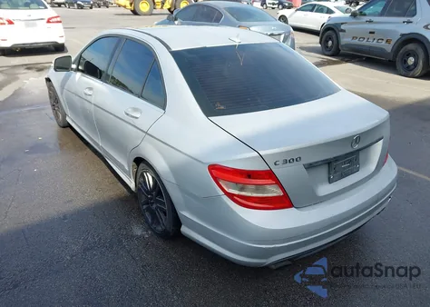2009 Mercedes-Benz C 300 z USA, uszkodzony, nr VIN WDDGF54X49R049900